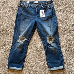 Denizen by Levi’s NWT. Women’s Distressed Mid-rise Boyfriend Jeans Size 18 NWT